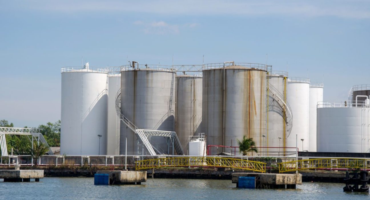 Oil Reaches One-Week High, Retreats Prior to Weekly Oil Stock Reports