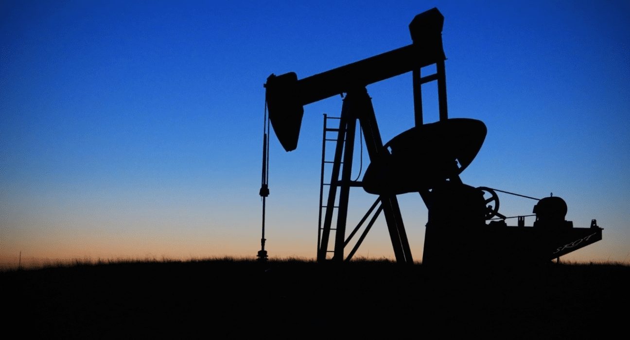 Oil Prices Rally Despite Stockpile Builds and Dollar Drop