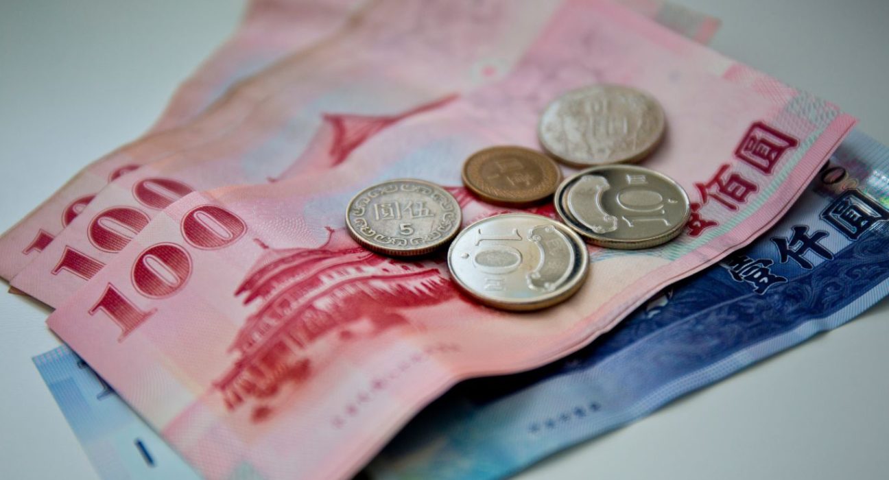 Asian Currencies Fall on Persistent Fears of Banking Crisis