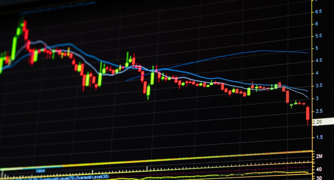 Dollar Falls as Fed Reconsiders Interest Rate Hikes Amid Banking Crisis
