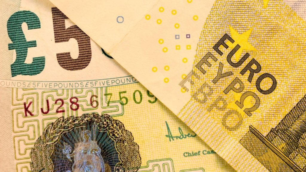 EUR/USD Recedes to 1.0680 Amid Industrial Production Decline in Italy