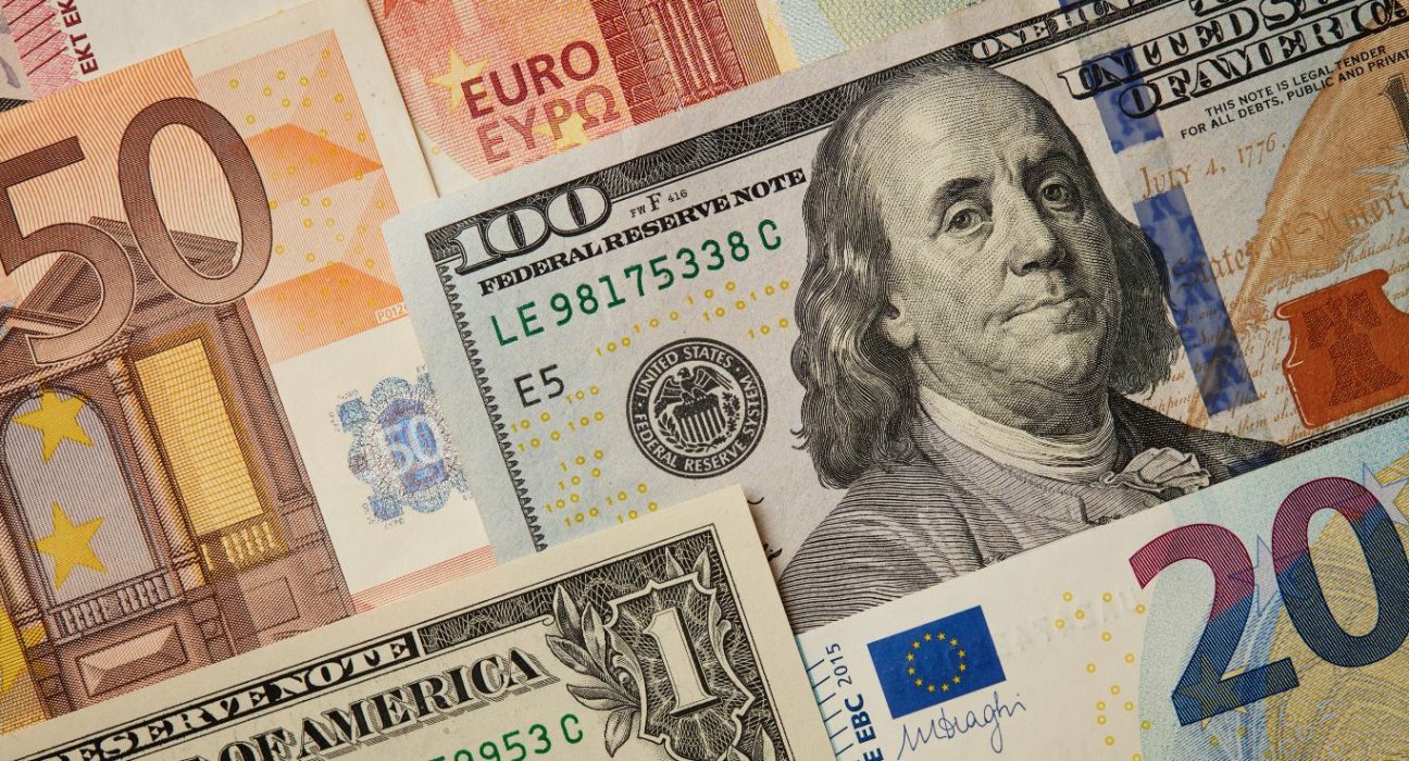 EUR/USD stabilizes as Fed's hawkish comments boost dollar