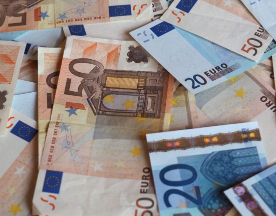 Euro Slips Against the US Dollar in European Morning Trade