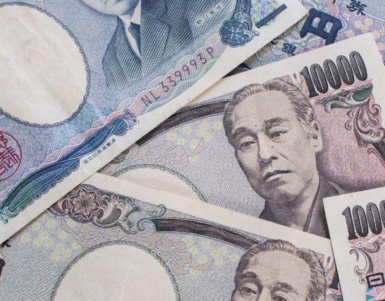 USD/JPY Fluctuates in Negative Territory, 50-DMA at Risk