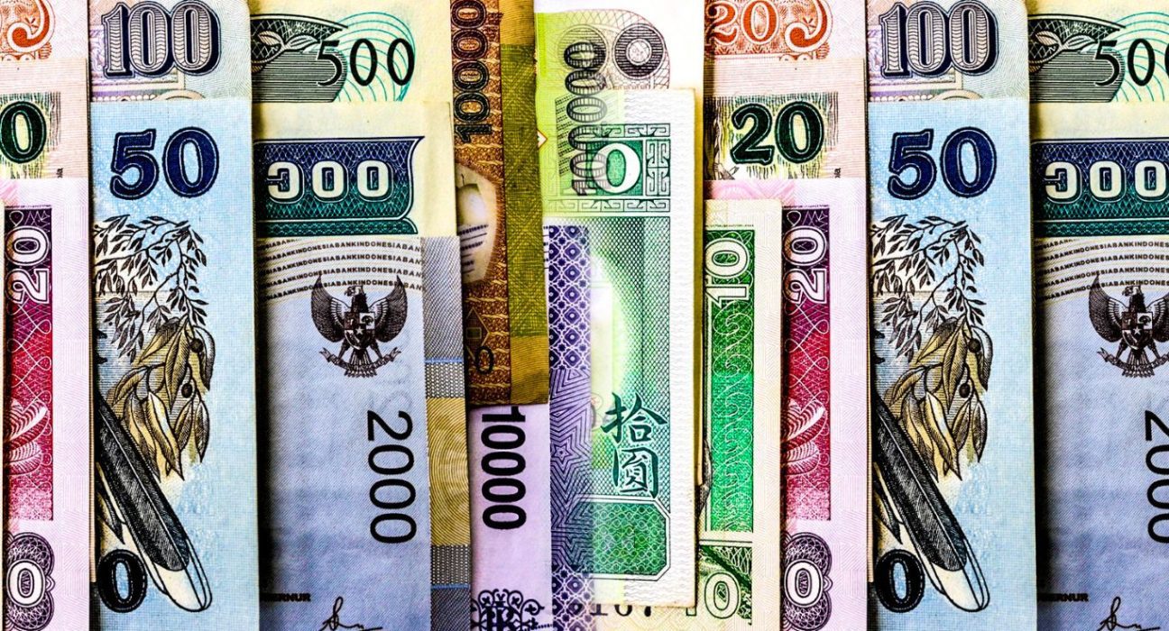 Asian Currencies Rise as Fed Hints at Pause in Tightening Cycle