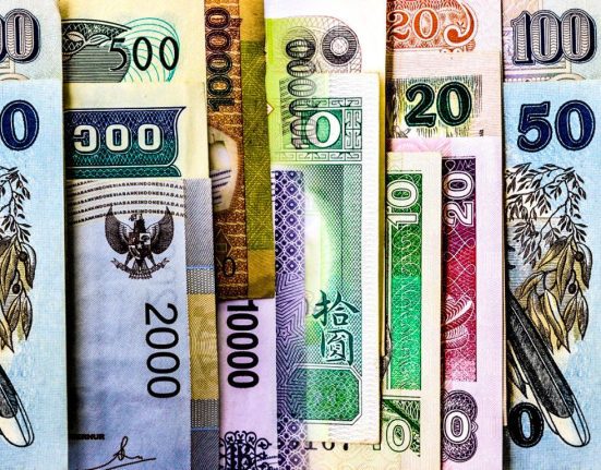 Asian Currencies Rise as Fed Hints at Pause in Tightening Cycle