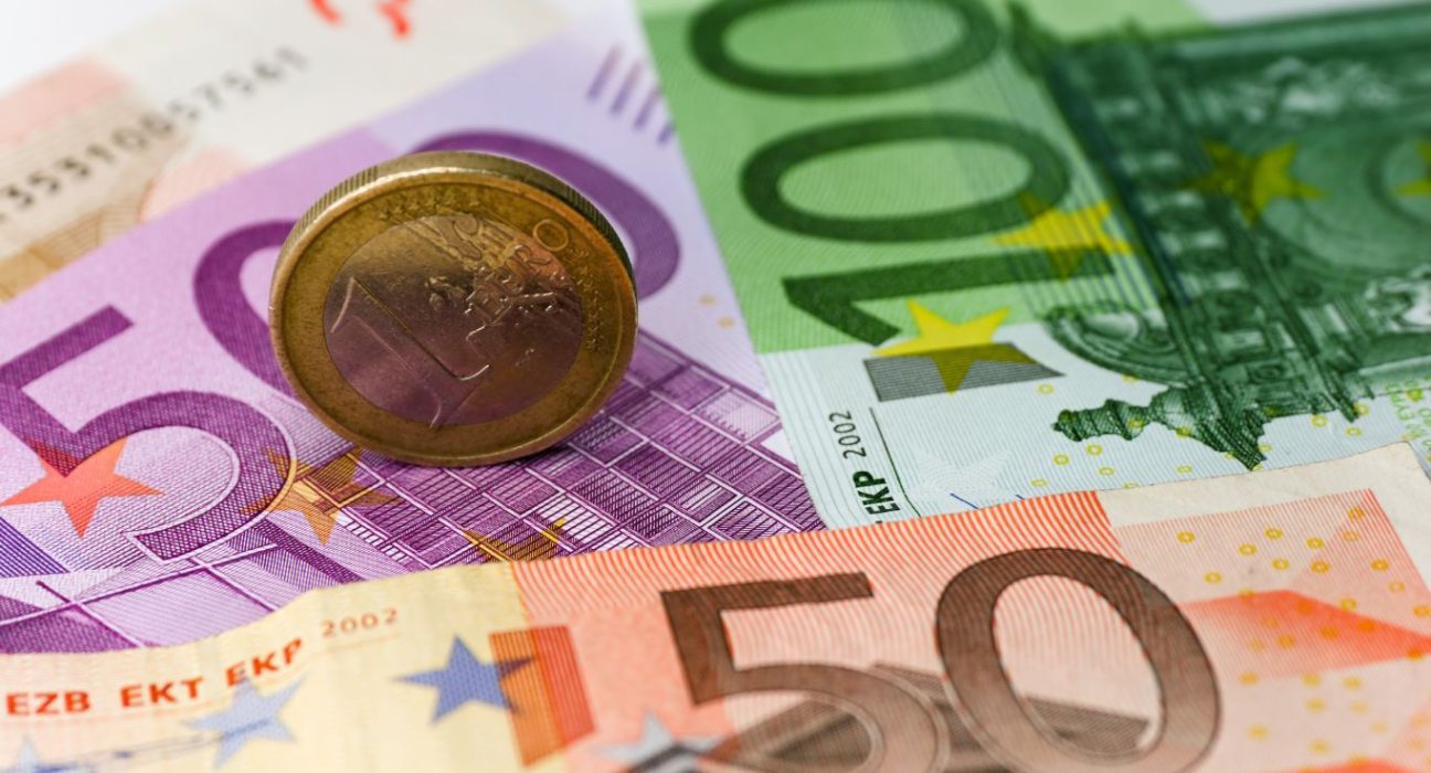 EUR/USD Drops on Buoyant USD, Threatens Triple Bottom in Daily Chart