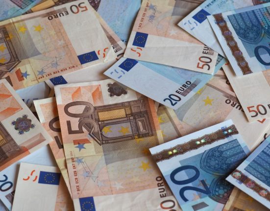 EURUSD under pressure as US Dollar regains safe haven appeal