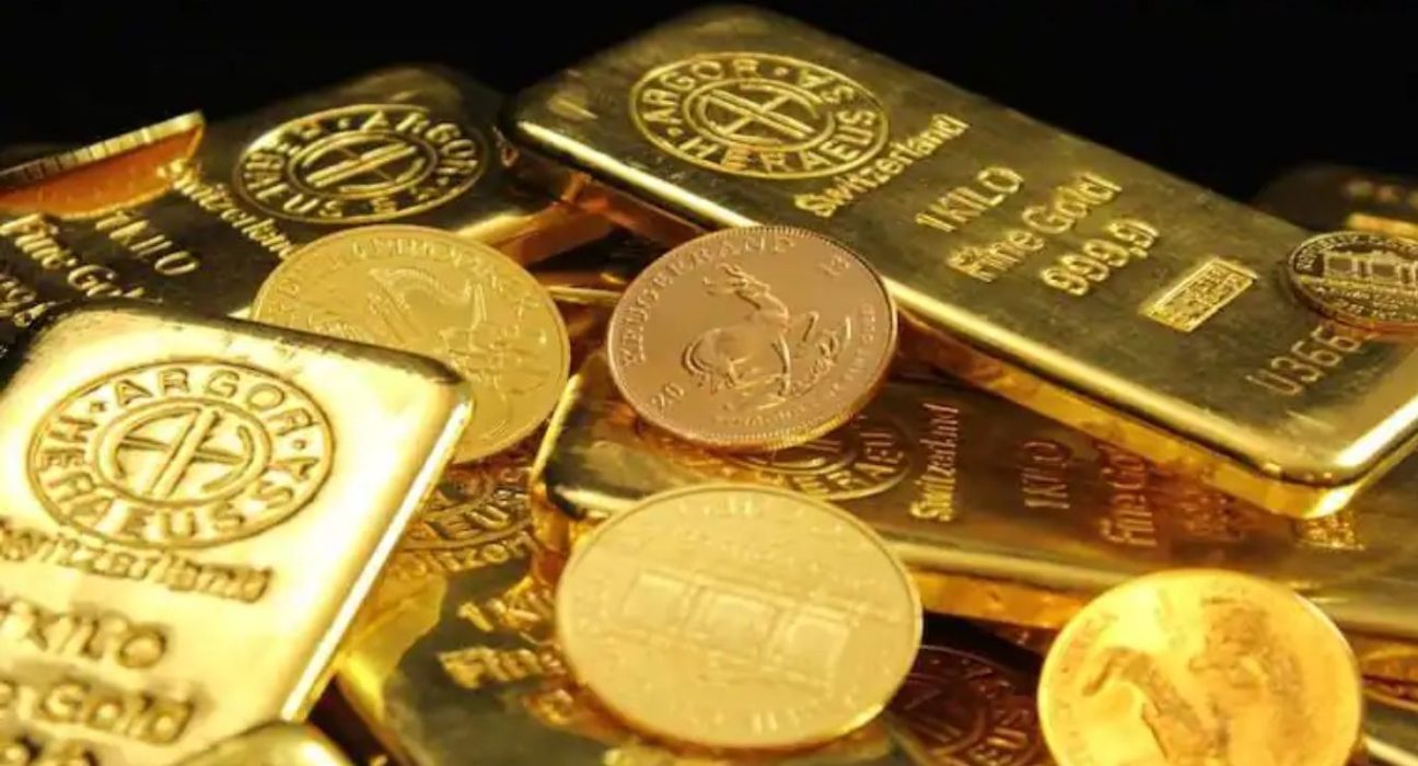 Gold Prices Dip Slightly Amid Economic Turmoil Fears