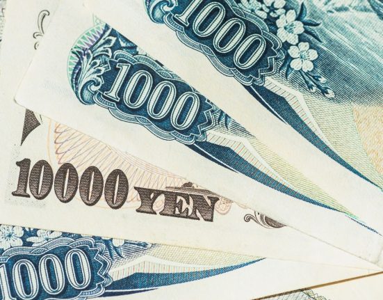 USD/JPY Pair Drops to Four-Day Low, Touches 133.70 Region in Early European Session