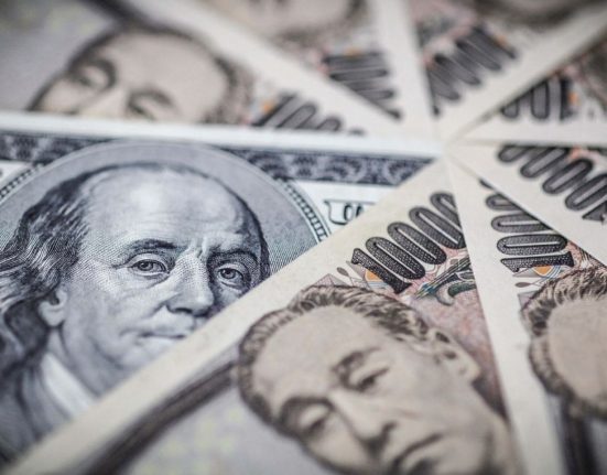 USD/JPY Stabilizes at 133.70 as Correction Fades