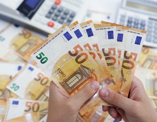Euro Falls Below 1.1000 as Sellers Control Sentiment
