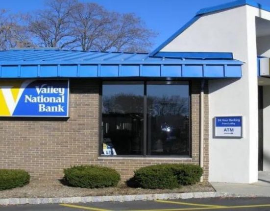 Valley National Reports Lower-than-Expected Q1 EPS and Revenue, Stock Drops by 30%