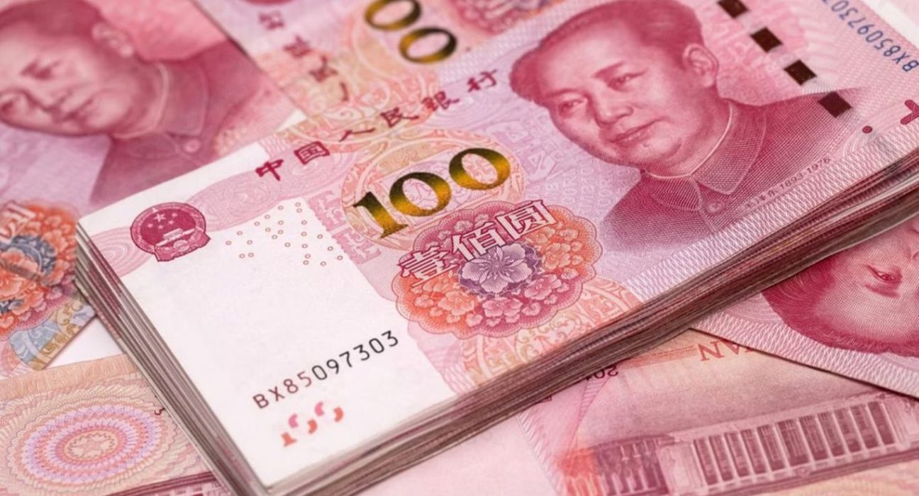 Chinese Yuan Declines Amidst COVID Concerns and Economic Growth Slowdown