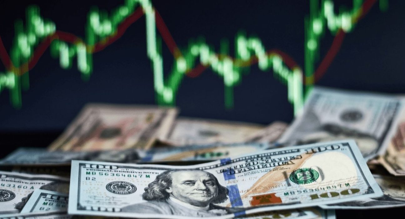 Dollar Index Surges to a 2-Month High Amidst Peers