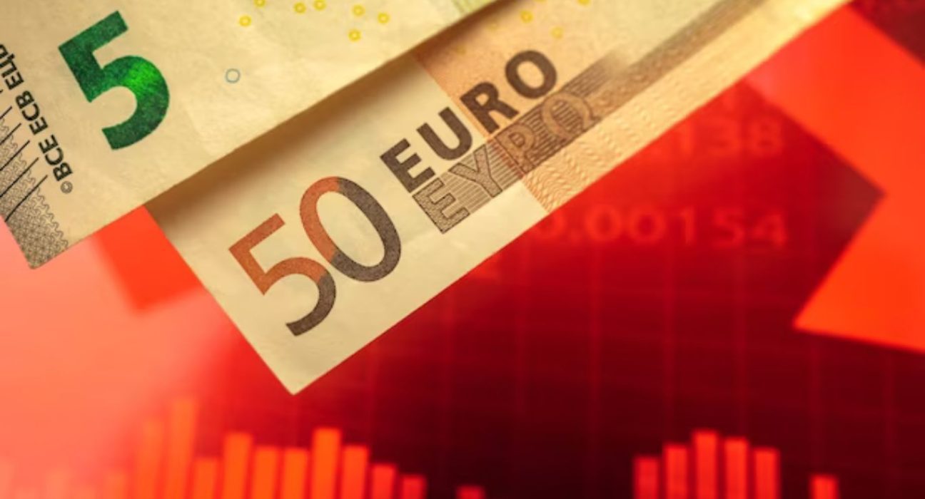 Euro Struggles Near Six-Week Low as Sterling Declines