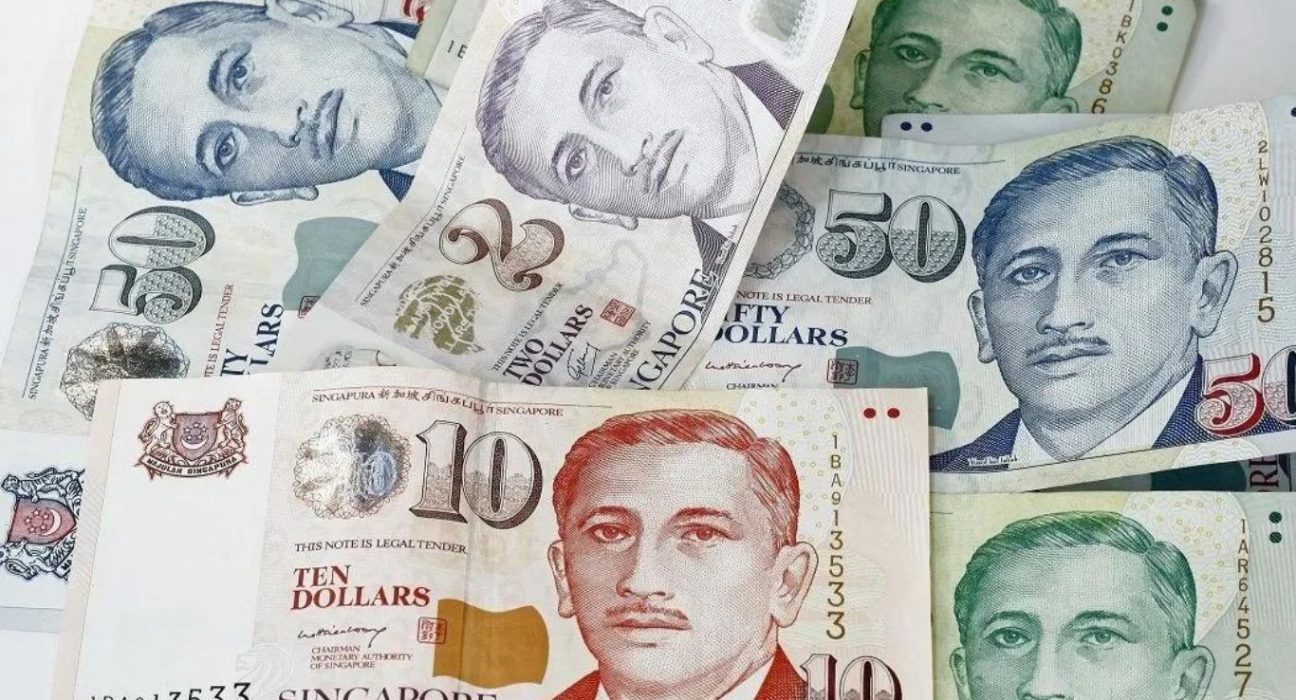 Singapore Dollar Weakened by 0.1% as Market Sentiment Shifts