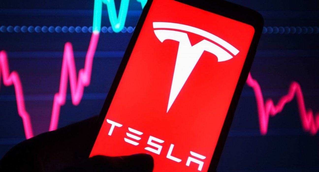 Tesla Shares Dip After Musk’s Announcement on Twitter’s New CEO