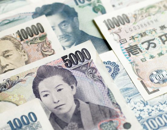 USD/JPY has retreated below 136 after hitting a two-month high. Learn how to trade this pair based on the latest economic and technical factors.