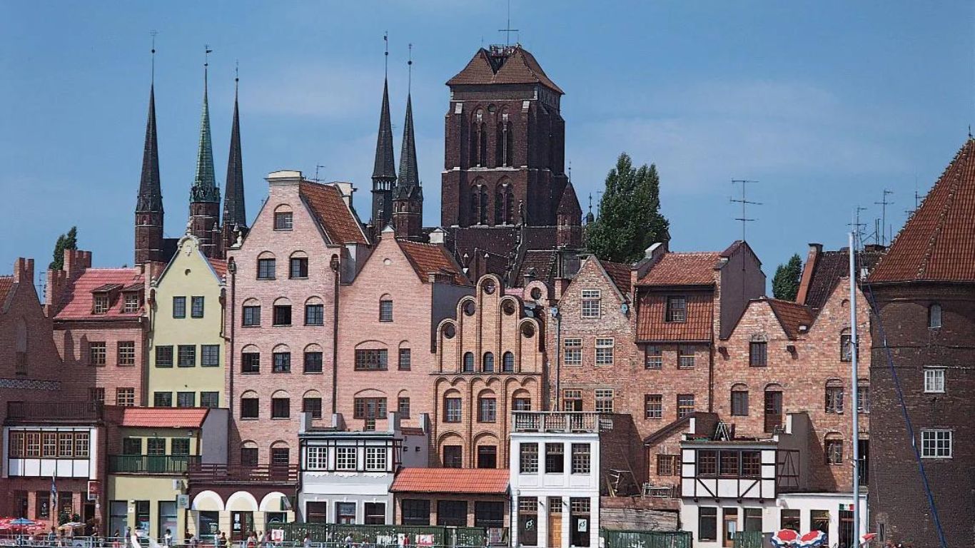 Poland Plans Double Minimum Wage Increase in 2024 to Tackle Soaring