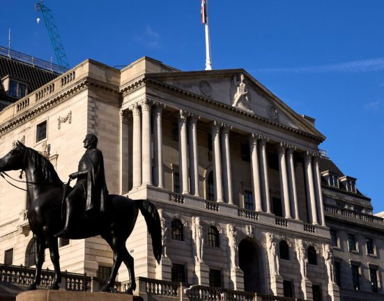 Central Bank Decisions and Bank of England Awaited: Dollar Edges Higher, Pound Nears 14-Month Peak