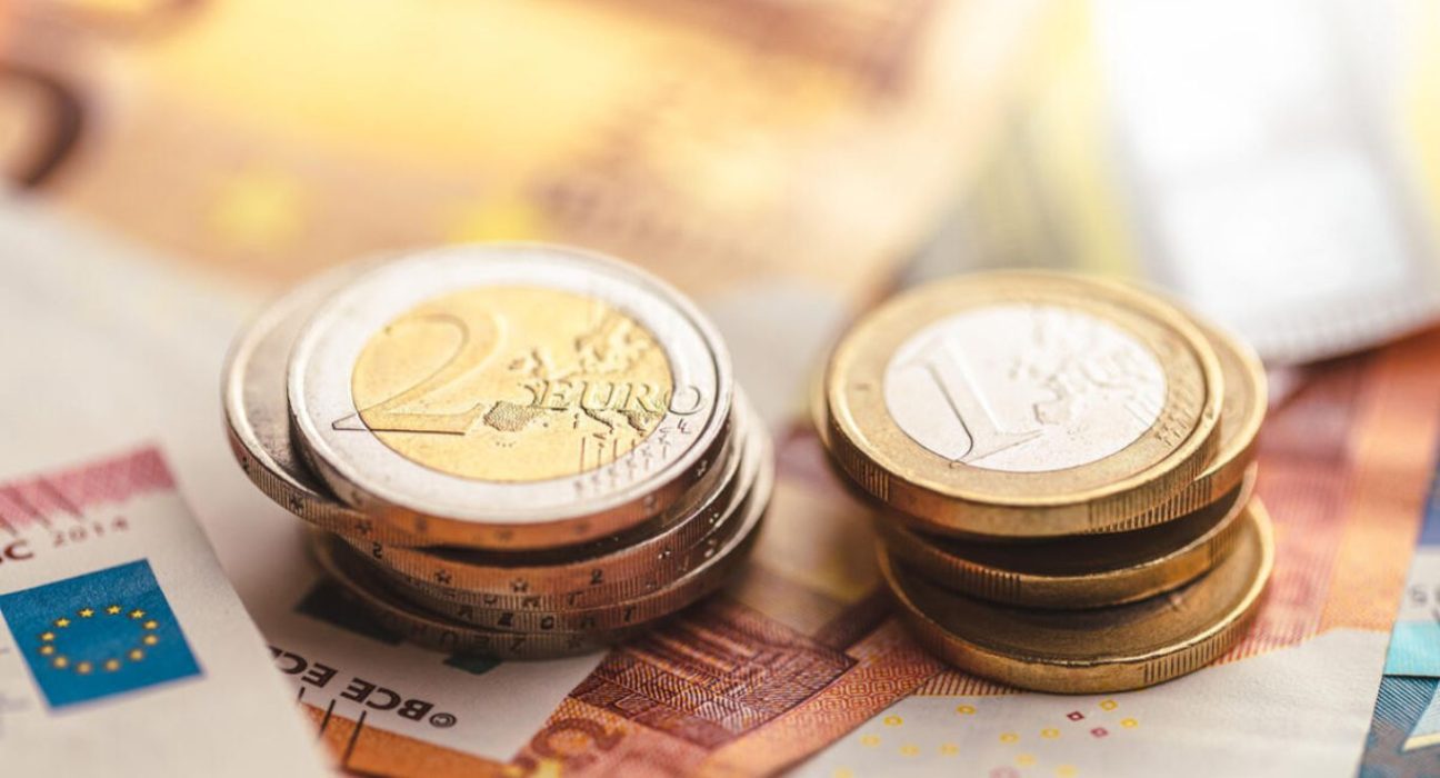 EUR/USD Rebounds from Support, Bullish Prospects Remain Alive Amidst Challenging Market Conditions