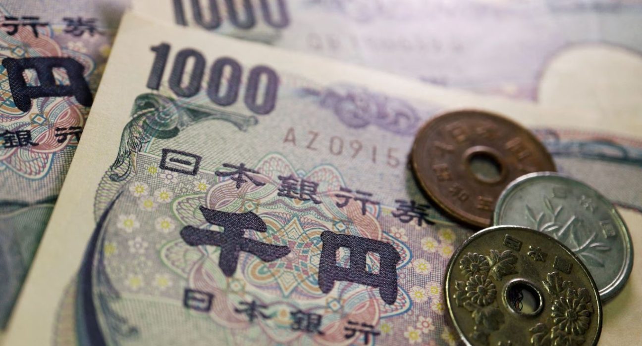 Japanese Yen Holds Steady Above Six-Month Lows Amid Positive Economic Indicators