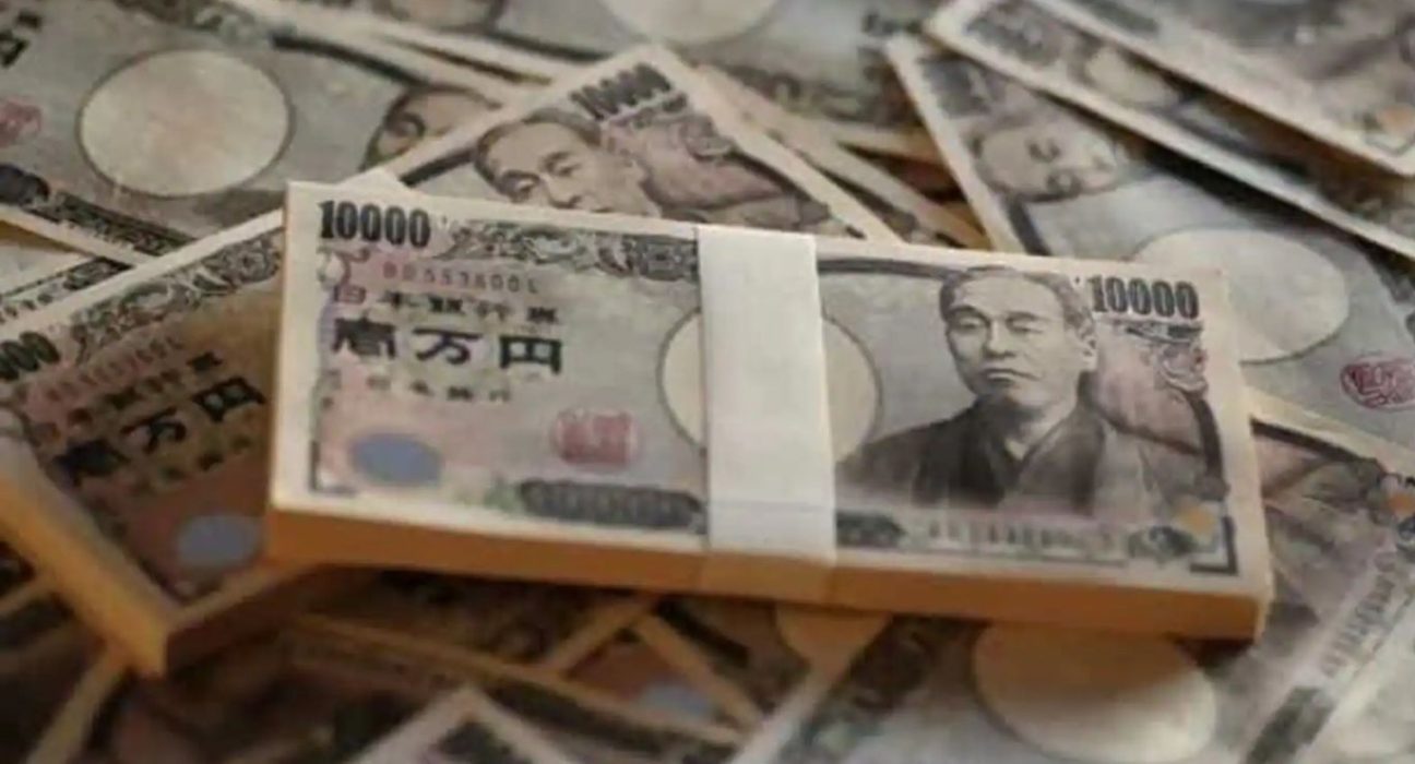 Japanese Yen Hovers Near Seven-Month Lows as Bank of Japan Signals Prolonged Ultra-Loose Monetary Policy