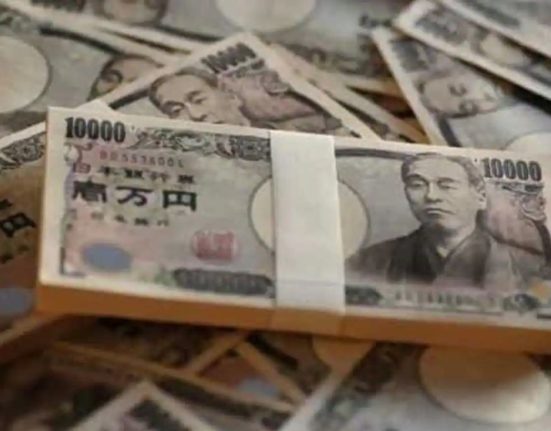 Japanese Yen Hovers Near Seven-Month Lows as Bank of Japan Signals Prolonged Ultra-Loose Monetary Policy