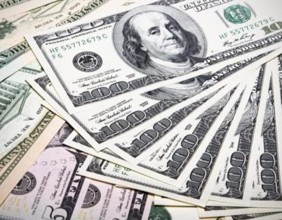 U.S. Dollar Rises as Investors Seek Safe Haven Amid Economic Concerns