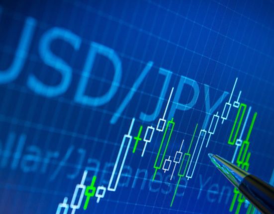 USD/JPY Consolidation: Central Bank Actions and Weakening US Dollar Index in Focus