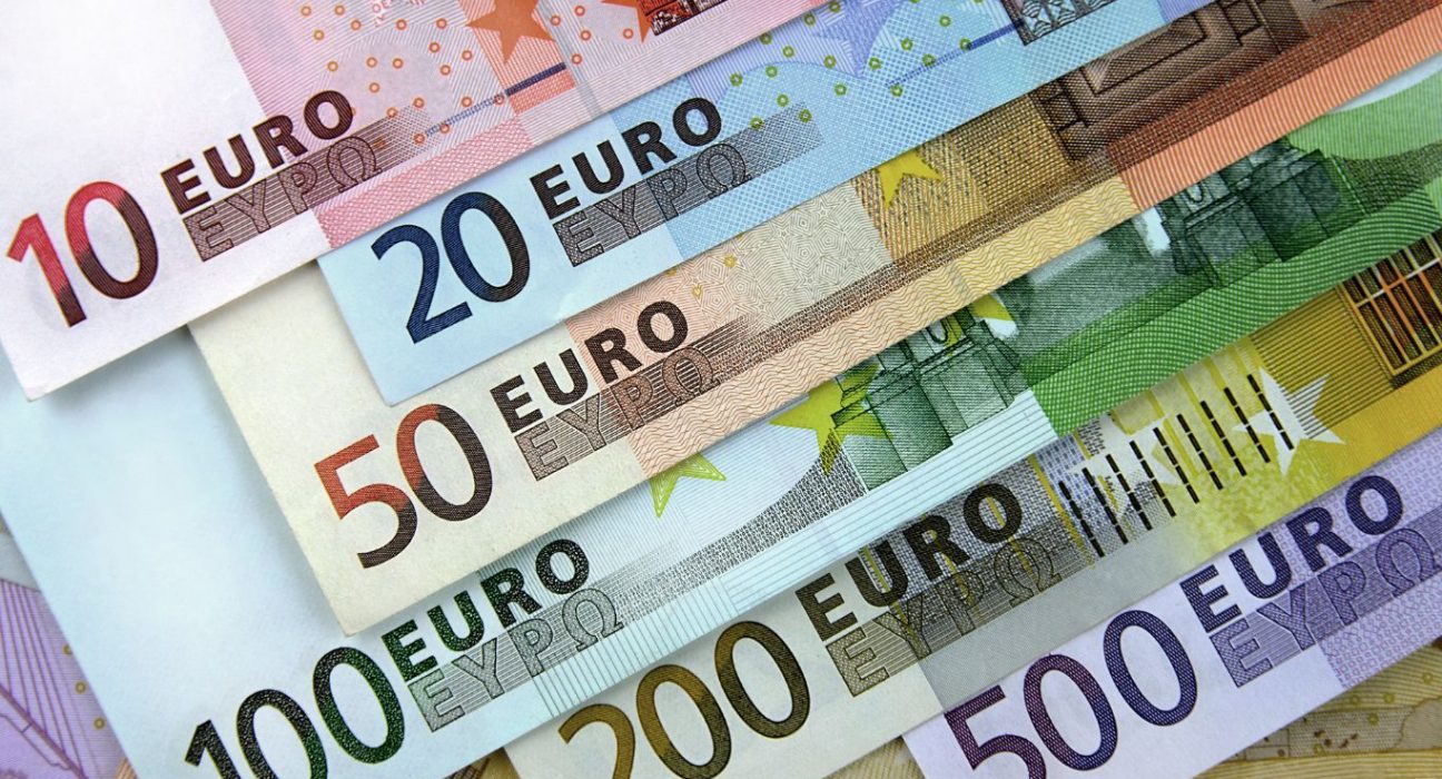 EUR/USD Consolidates within Narrow Range, Failing to Break Upper Bound