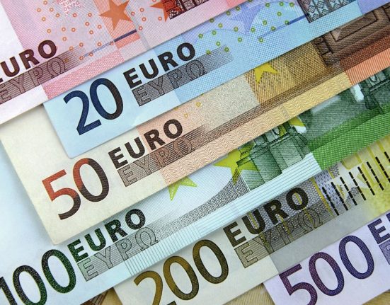 EUR/USD Consolidates within Narrow Range, Failing to Break Upper Bound