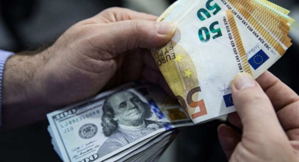 EUR/USD Trades in Narrow Range, Posing Challenges for Traders" Focused keyword: EUR/USD, forex market, trading range
