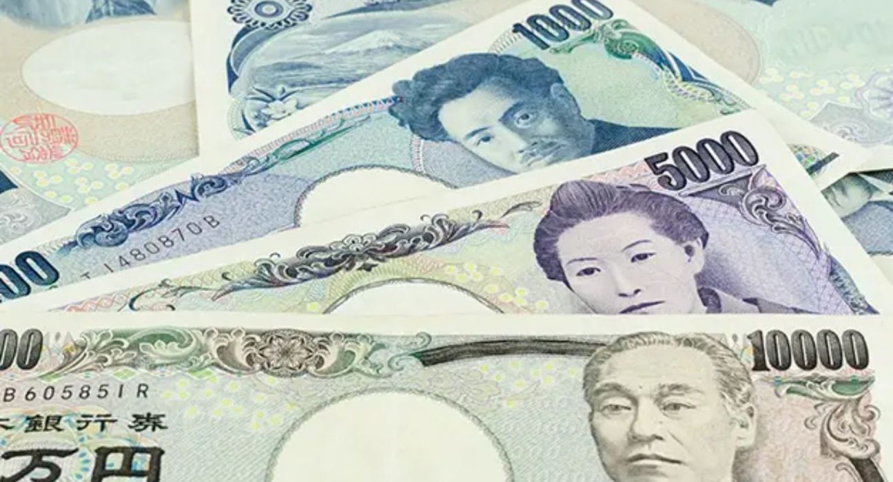 Japanese Yen Weakens 1.13% Against Greenback as Traders React to Decision