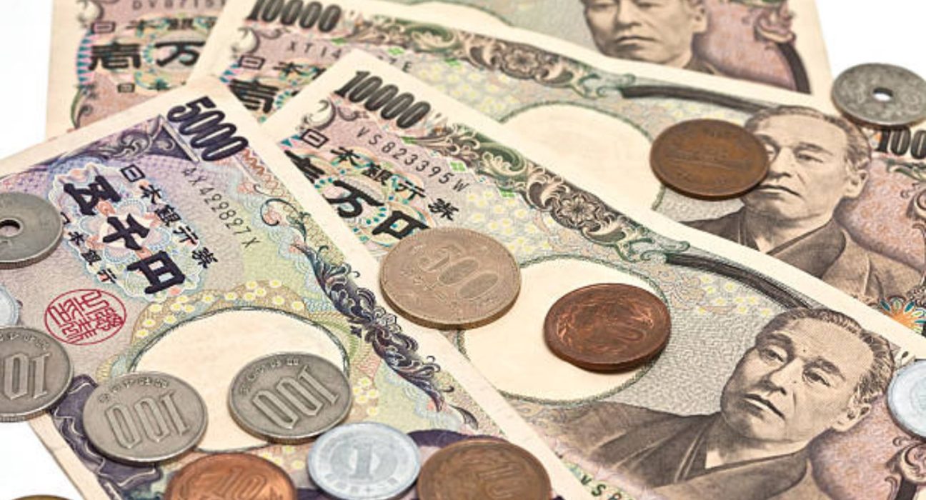 Japanese Yen Weakens Against Greenback as Traders React to Decisio