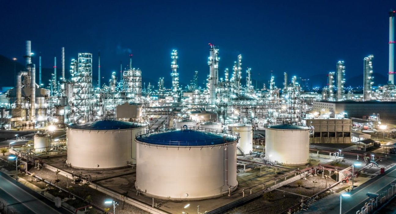 US Crude Oil Stockpiles Drop by 797,000 Barrels as API Reports Contrasting Figures