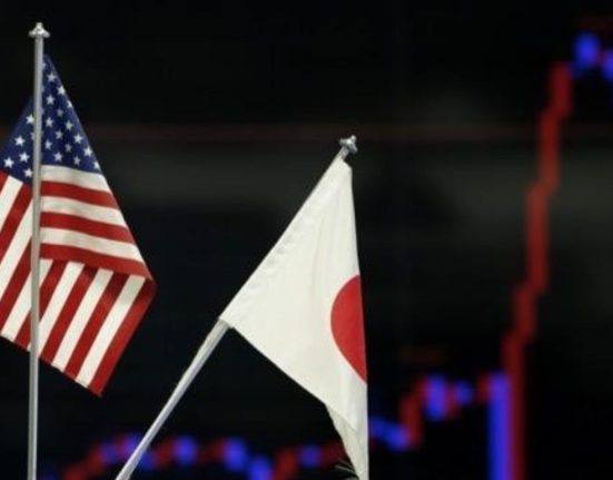 USD/JPY Faces Downward Pressure Amidst Reversal Concerns