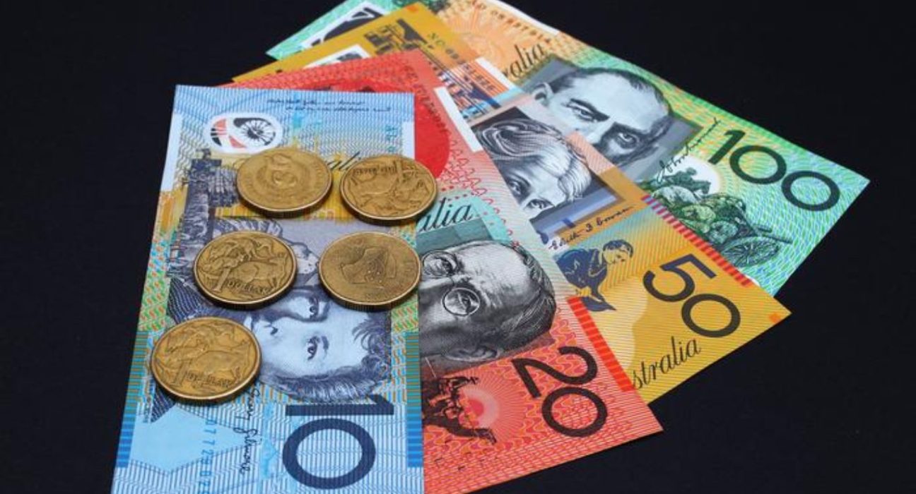 Australian Dollar Records Significant Decline as Central Bank Keeps Rates Unchanged Amidst Inflation Concerns