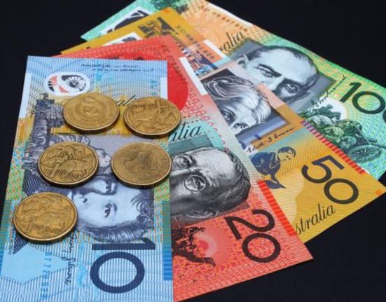 Australian Dollar Records Significant Decline as Central Bank Keeps Rates Unchanged Amidst Inflation Concerns