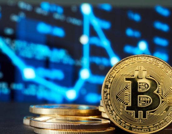 Bitcoin Faces Uncertainty at $29,900 Amidst Curve-Related Tensions