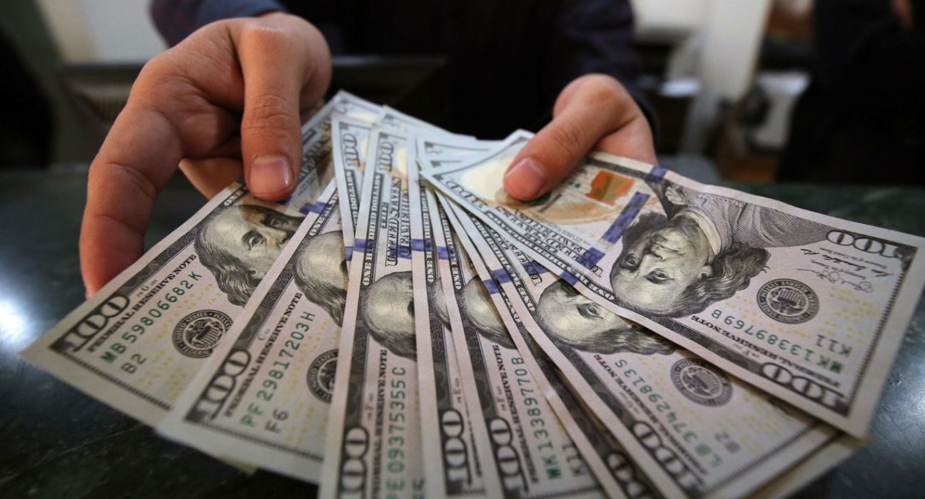Dollar Index Gains Momentum, Approaching Four-Week High Amidst Global Market Activity