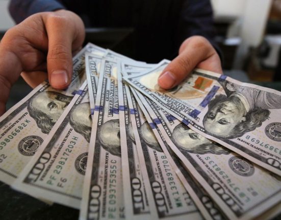 Dollar Index Gains Momentum, Approaching Four-Week High Amidst Global Market Activity