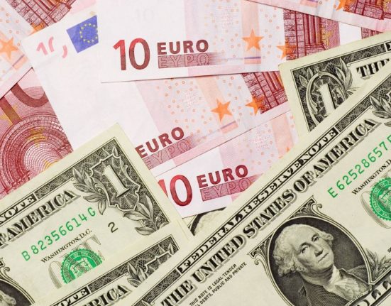 EUR/USD Faces Resistance at 200-Week Moving Average Amid Consolidation Phase