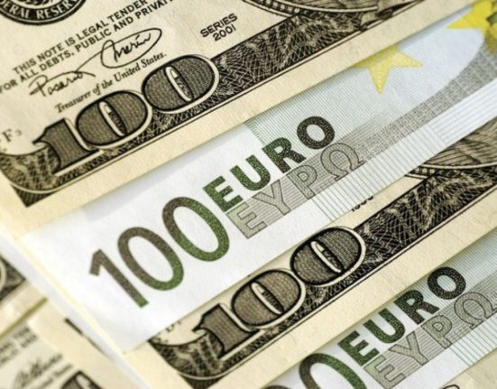 EUR/USD Faces Resistance at 200-Week Moving Average Amidst Consolidation Outlook