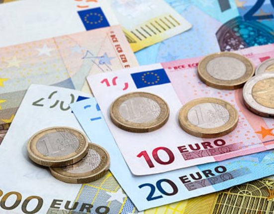 Euro Dips 0.12% to $1.098 Amidst Anticipated ECB Rate Hike Pause