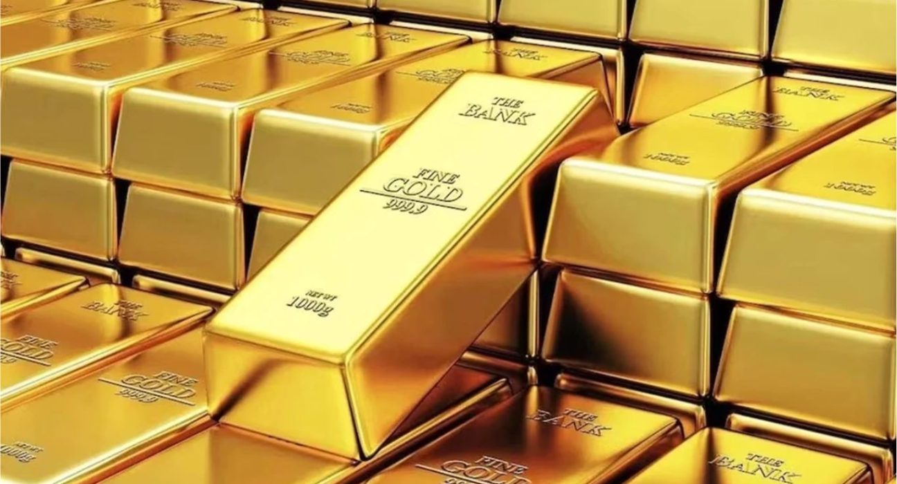 Gold Prices Hold Steady at Three-Week Highs Amid Dollar Weakness and Rate Uncertainty