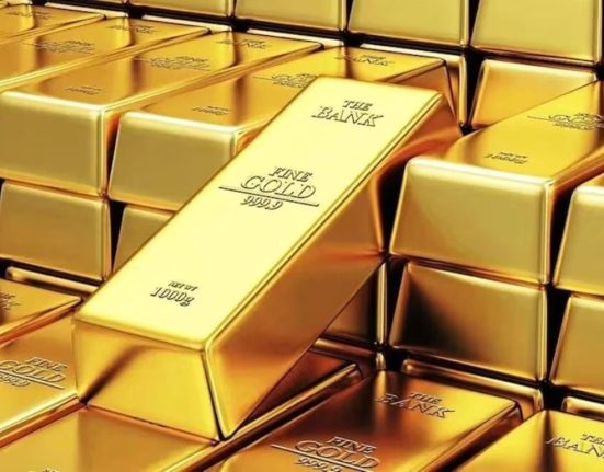 Gold Prices Hold Steady at Three-Week Highs Amid Dollar Weakness and Rate Uncertainty