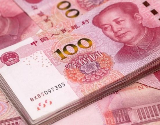 Offshore Yuan Declines Slightly Against Dollar Amidst Economic Uncertainties