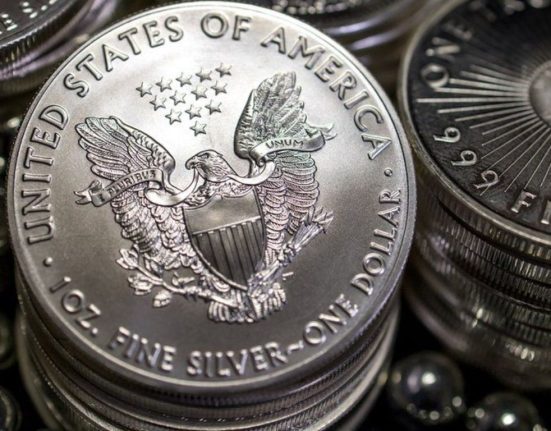 Selling Pressure Pushes Silver to Three-Week Low Amid Ongoing Decline